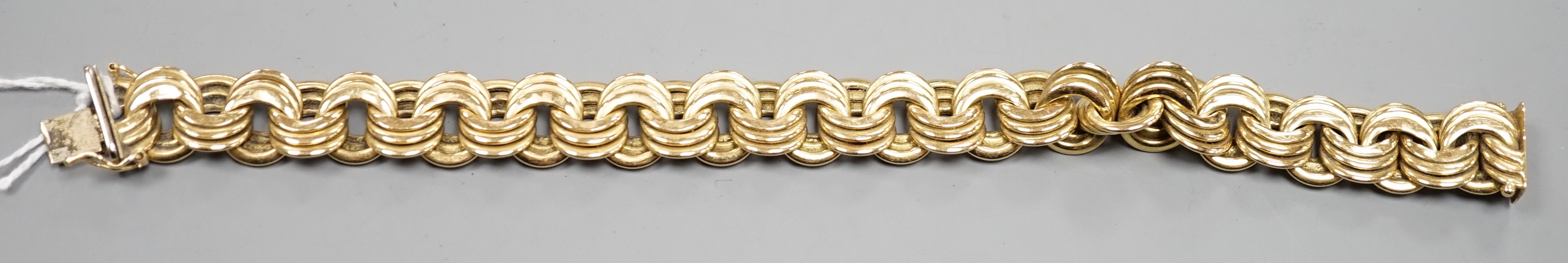 A yellow metal interwoven circular link bracelet, 21cm